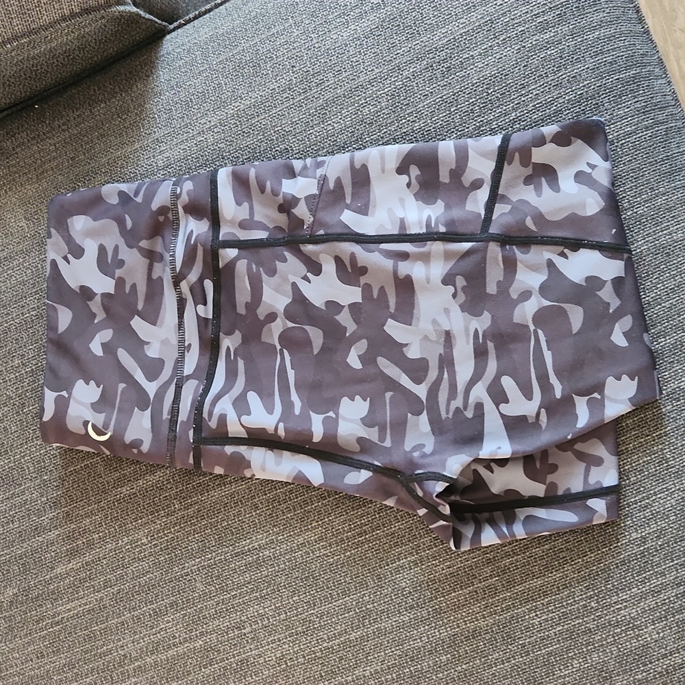 Zyia Active Black/Grey Camo Crop Leggings Size Large. GENTLY used.